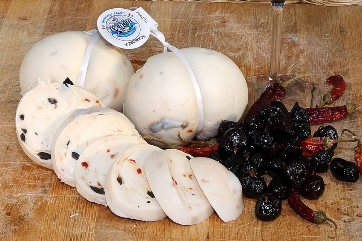 Scamorza-Olive-e-Peperoncino.jpg